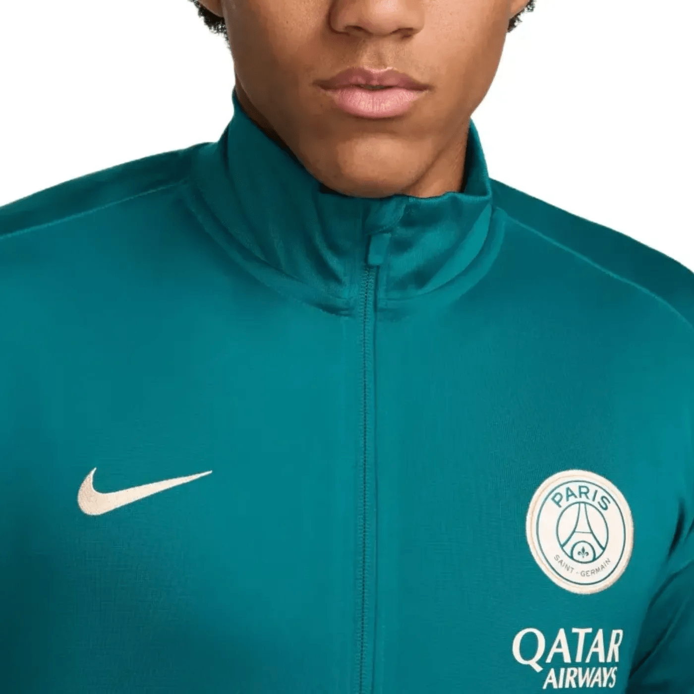 nike-official-psg-nike-tracksuit-2024-jacket-zipper-collar-closeup-1.png nike-official-psg-nike-tracksuit-2024-jacket-zipper-collar-closeup-1.png